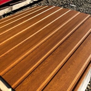 T8 Mindkét oldalán aranytölgy színű trapézlemez